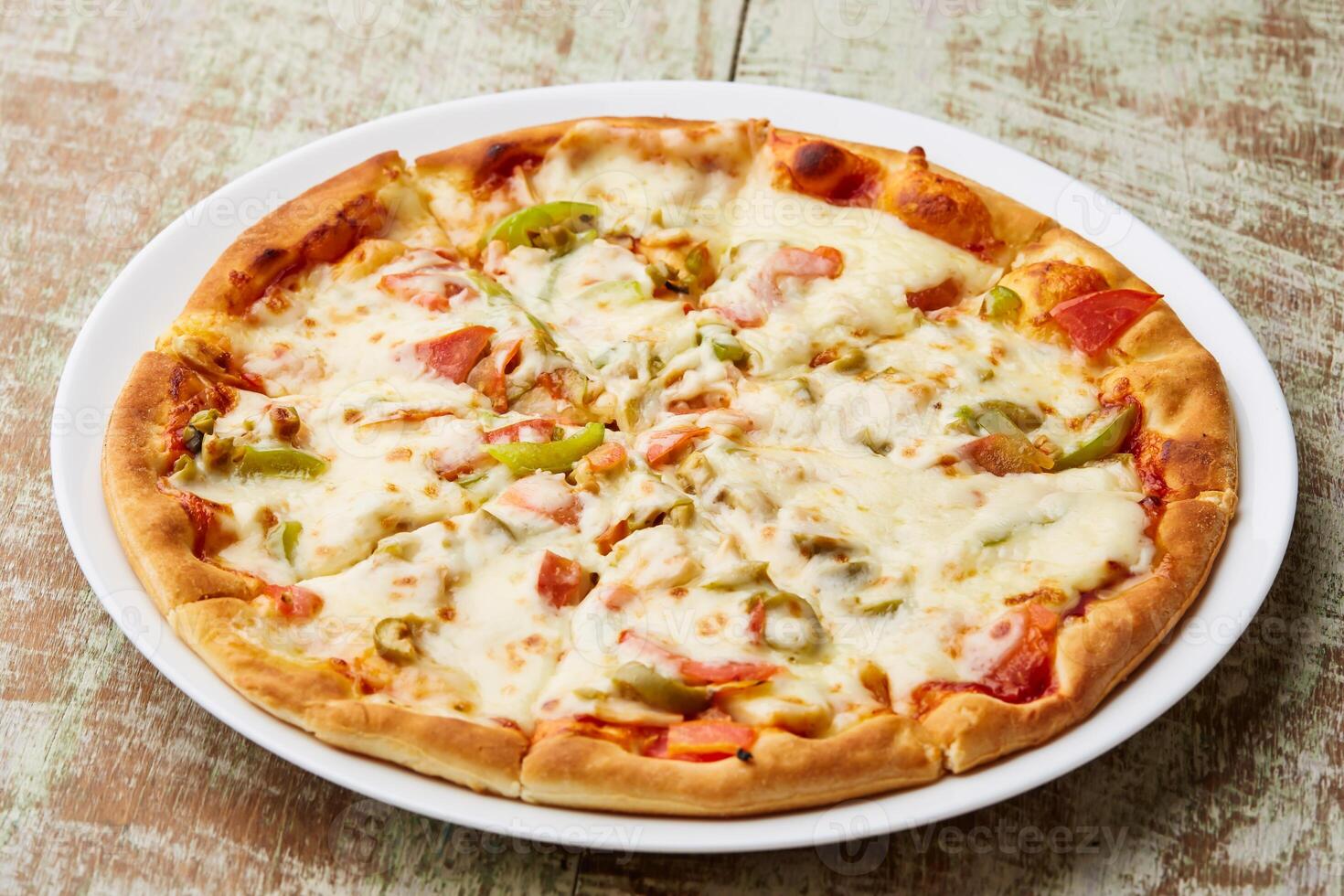 Gemüse Pizza umfassen Glocke Pfeffer, Pilz, Tomate und Zwiebel serviert im Gericht isoliert auf Tabelle oben Aussicht von Arabisch Essen foto