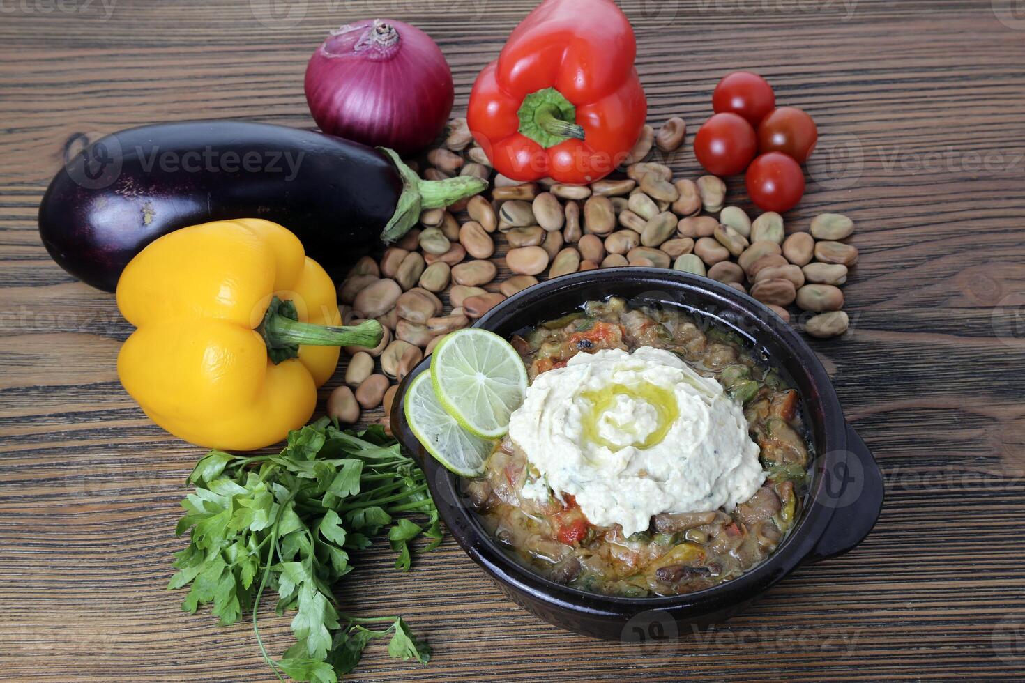 Foul baba ganoush mit Kirsche Tomate, Glocke Pfeffer, Zwiebel, Limette und Koriander serviert im Gericht isoliert auf hölzern Tabelle Seite Aussicht von Arabisch Essen foto