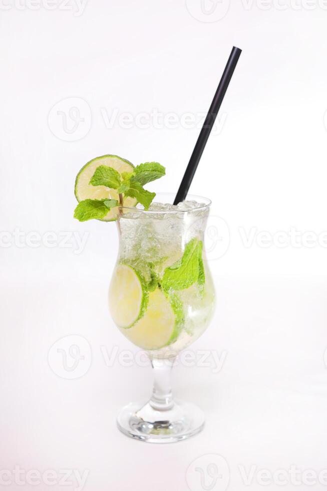 Mojito niedrig mit Limette Scheibe undd Minze mit Stroh serviert im Glas isoliert auf grau Hintergrund Seite Aussicht von gesund Morgen Arabisch trinken foto