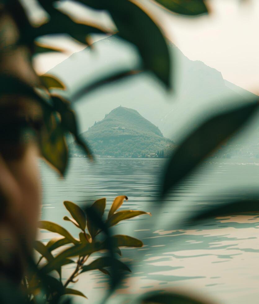 Berg mit Blick auf Körper von Wasser foto