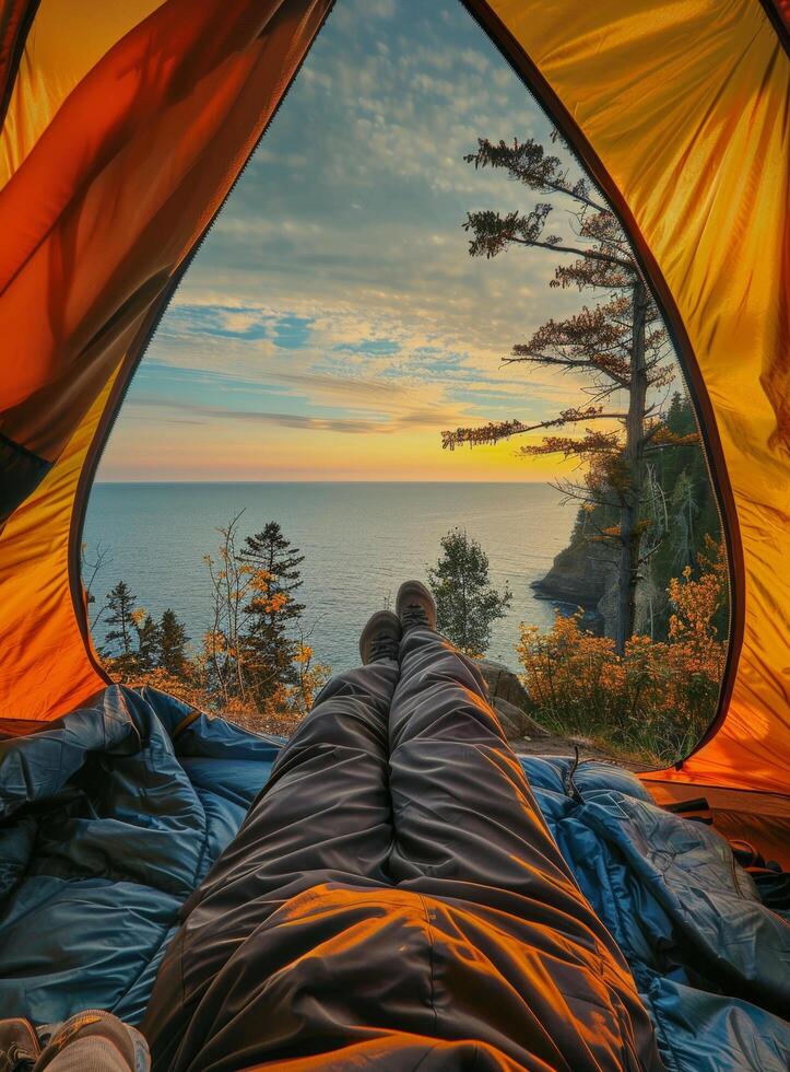Person Verlegung im Zelt mit Ozean Aussicht foto