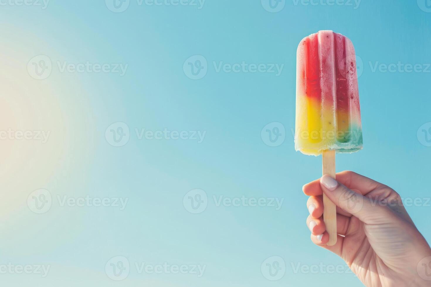 ai generiert weiblich Hand hält beschwingt Obst Eis Pop gegen Blau Hintergrund foto