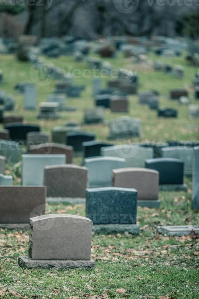 Rückseite von Grabsteinen auf einem alten Friedhof im Herbst foto