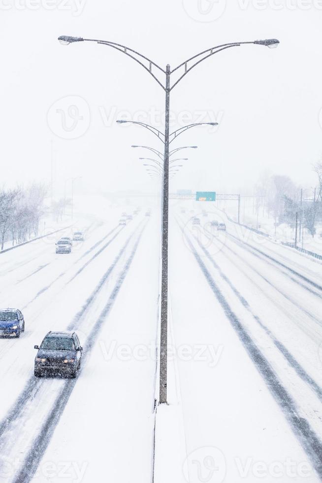 symmetrisches Foto der Autobahn bei einem Schneesturm