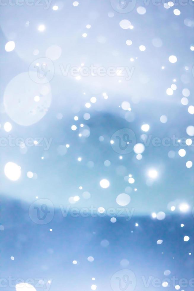 nasse und schmierige Lens Flare und verschwommene Schneeflocken während des Schneesturms in der Nacht foto