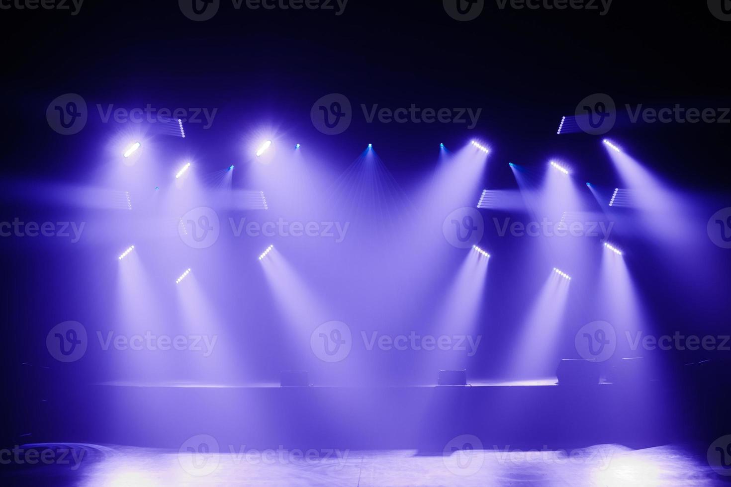 Spotlights auf einer leeren Bühne foto