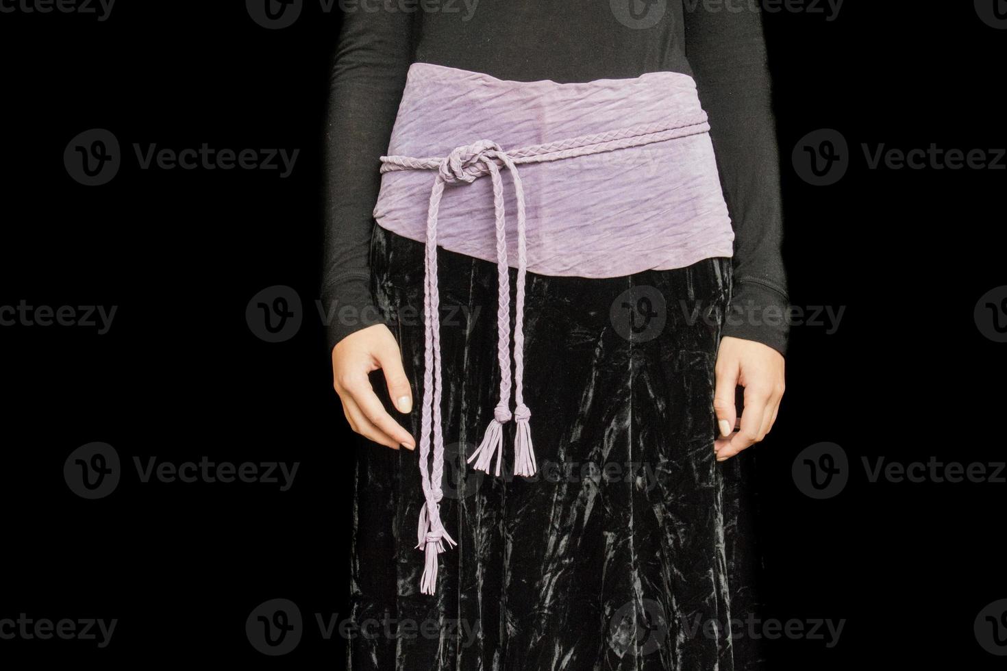 schwarz-violettes Kleid an der Taille abgeschnitten foto