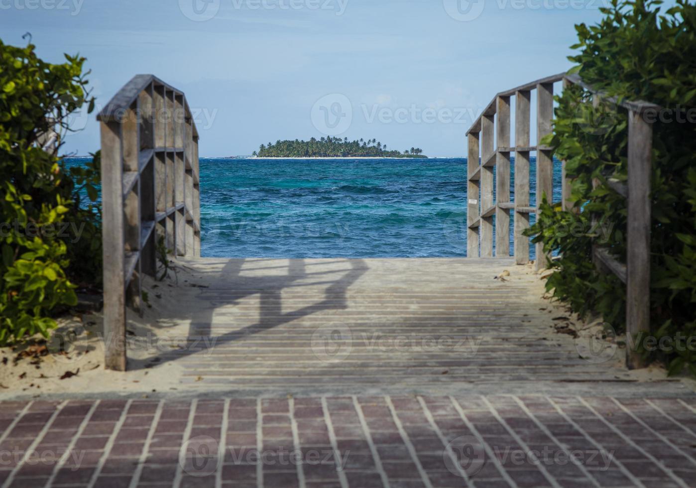 Brücke mit einer einsamen Insel im Hintergrund foto