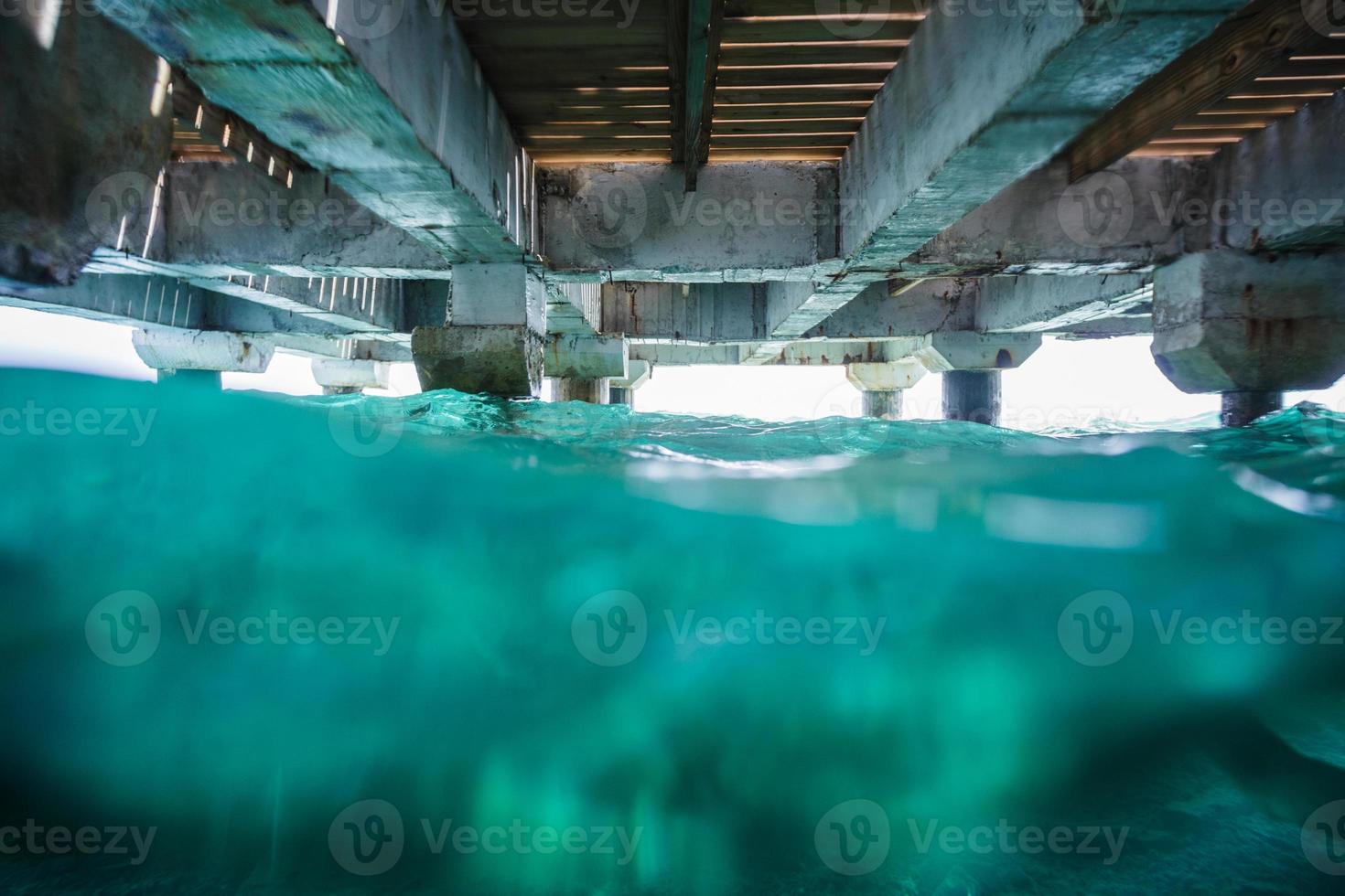 unter einem Dockfoto mit vielen Wellen foto