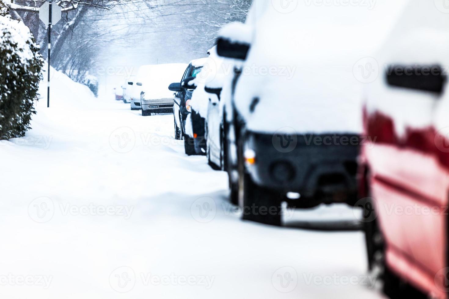 geparkte Autos an einem Schneesturm Wintertag foto