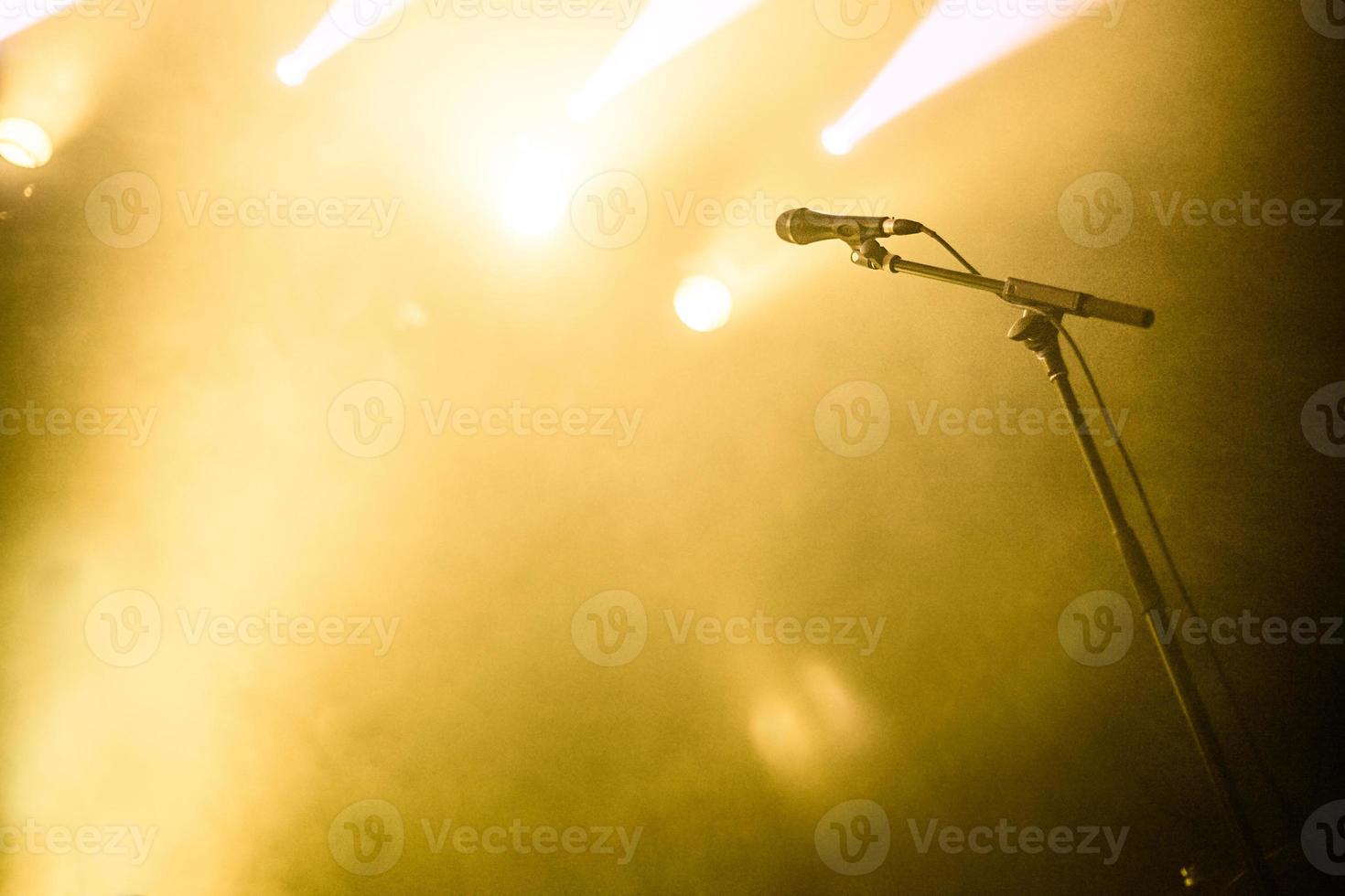 Mikrofon auf leerer Bühne wartet auf eine Stimme foto