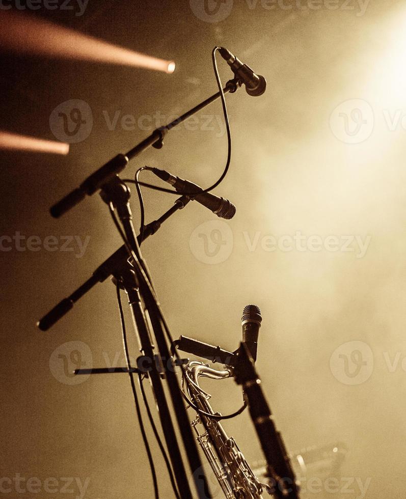 Mikrofonset auf der Bühne mit Exemplar foto