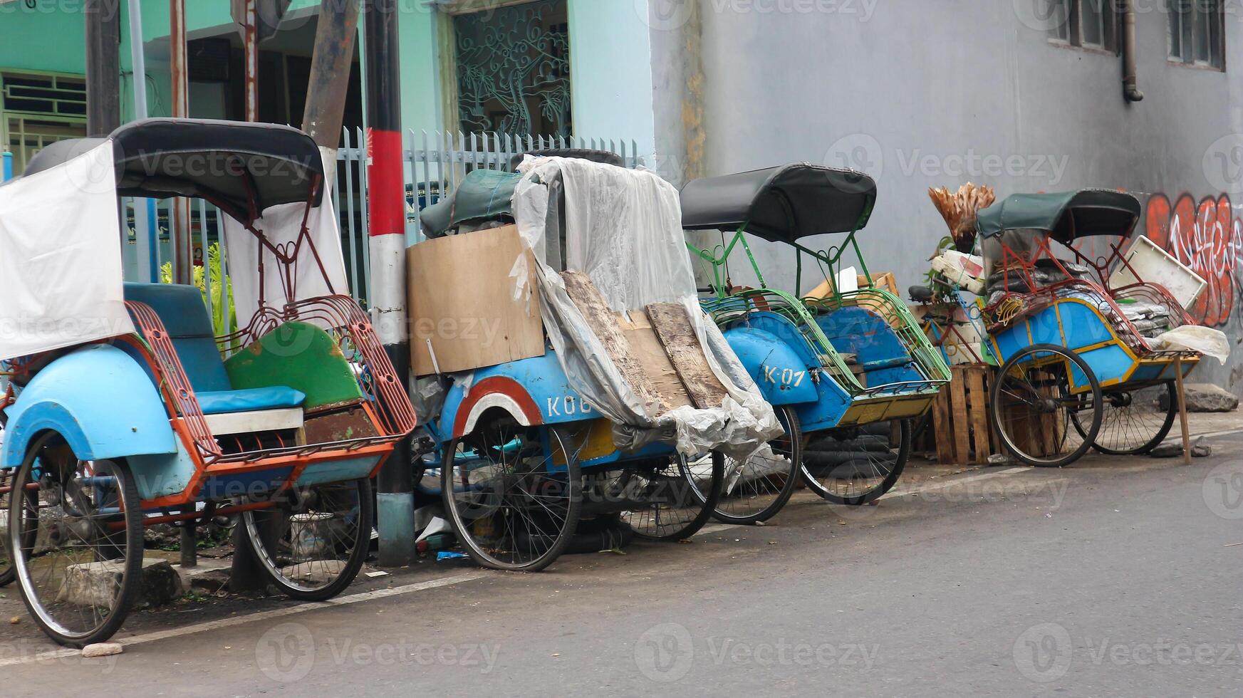 becak, rikscha ist ein traditionelles fahrzeug in indonesien. foto