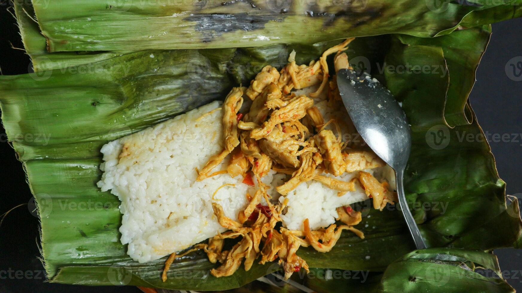 nasi bakar oder gegrillter reis gerösteter reis eingewickelt in bananenblatt, indonesisches traditionelles essen foto