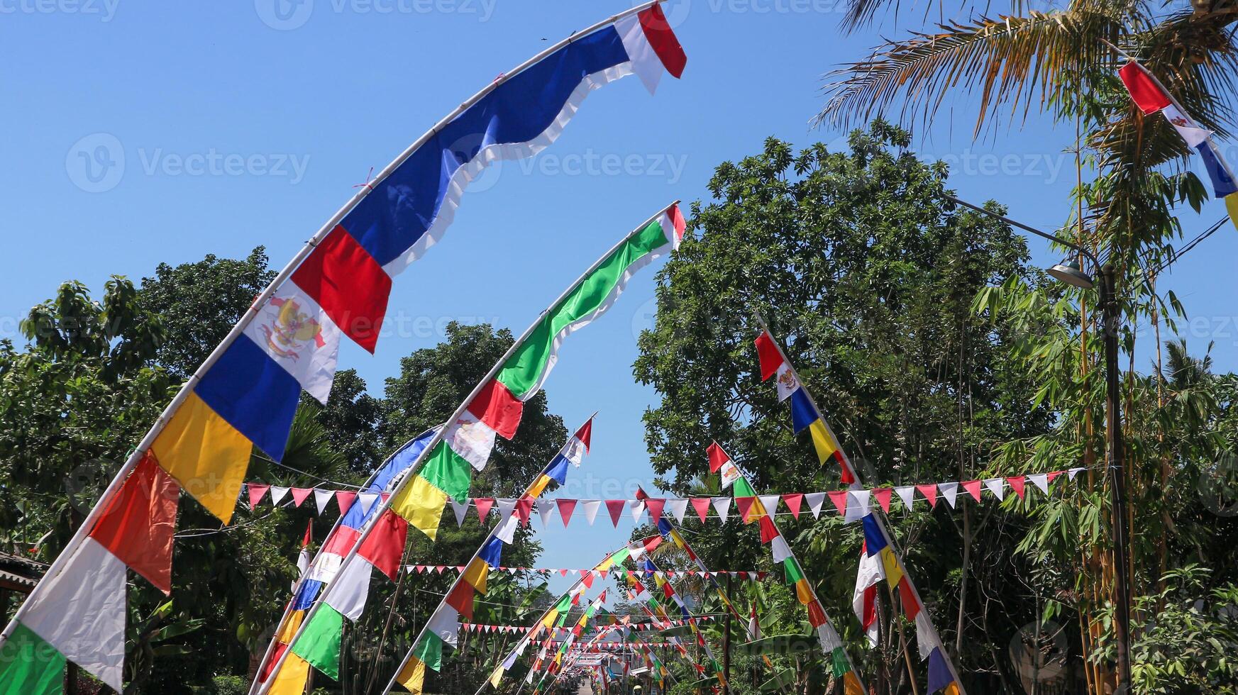 Gehäuse Komplex im ländlich Bereich mit indonesisch Flaggen feiern indonesisch Unabhängigkeit Tag foto
