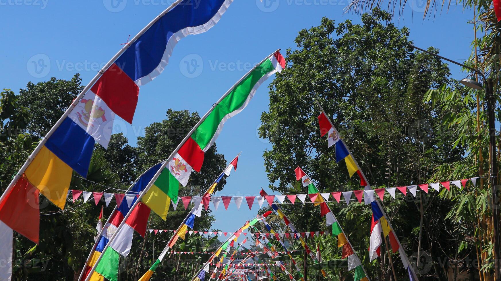 Gehäuse Komplex im ländlich Bereich mit indonesisch Flaggen feiern indonesisch Unabhängigkeit Tag foto