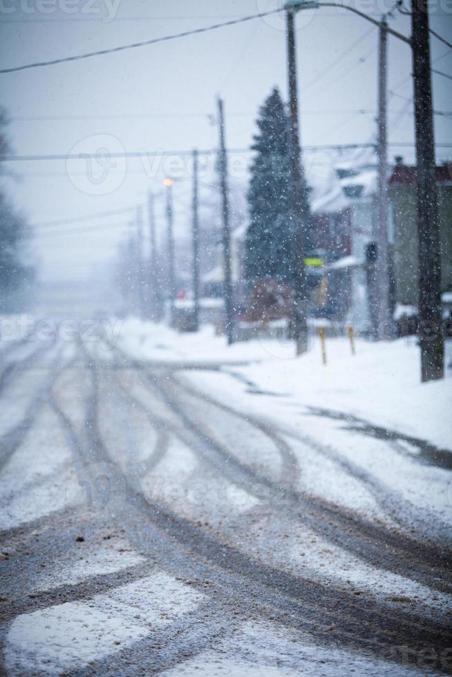 schneebedeckte Straße, die Spuren der Räder foto