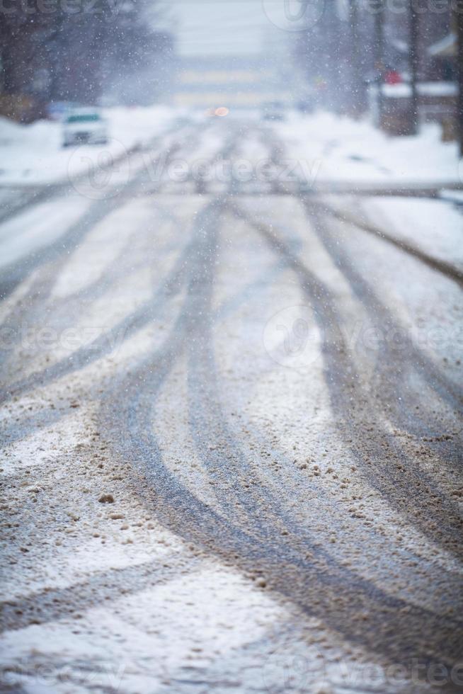 schneebedeckte Straße, die Spuren der Räder foto