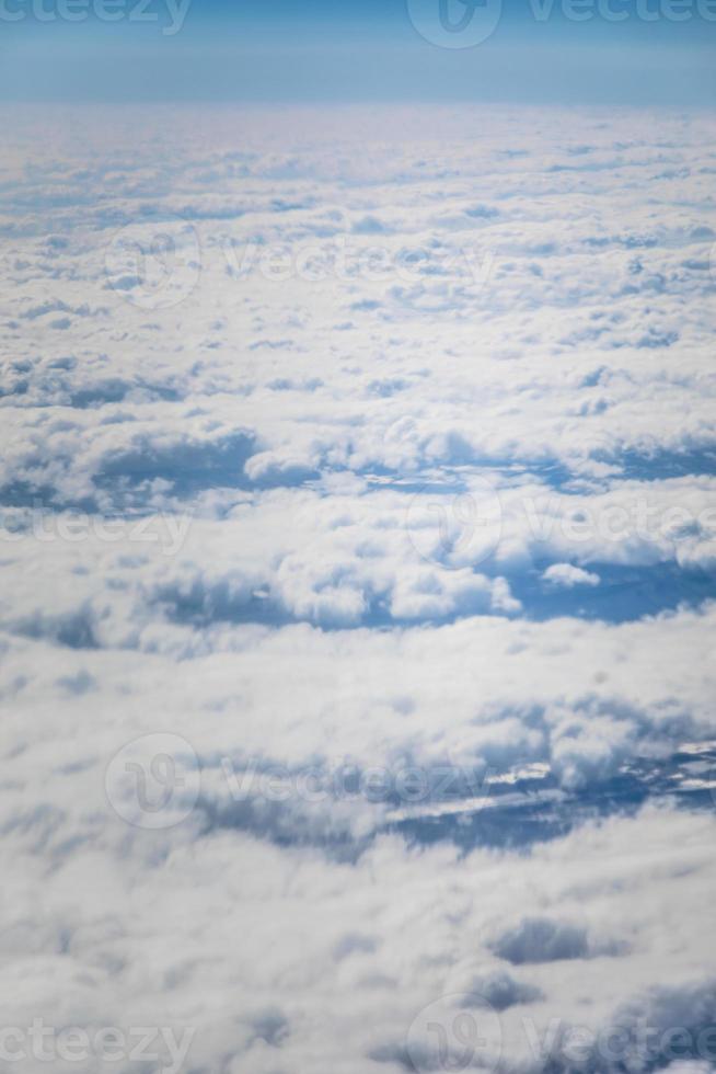 schöner blauer himmel, wolken und boden foto