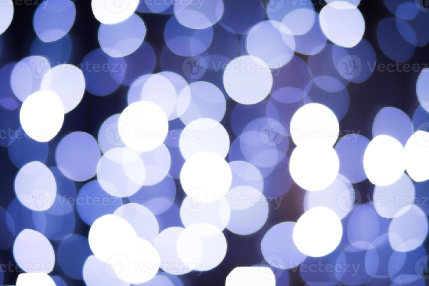 verschwommenes Weihnachts-Blaulicht-Bokeh in der Nacht foto