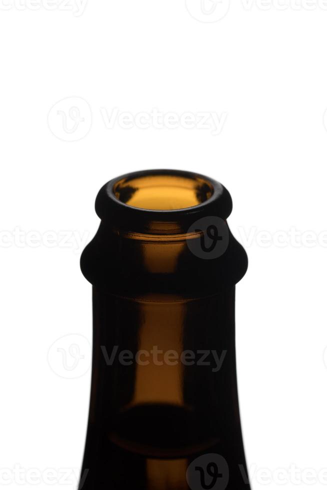 Abtrennbare braune Bierflasche Detail isoliert auf weiß foto