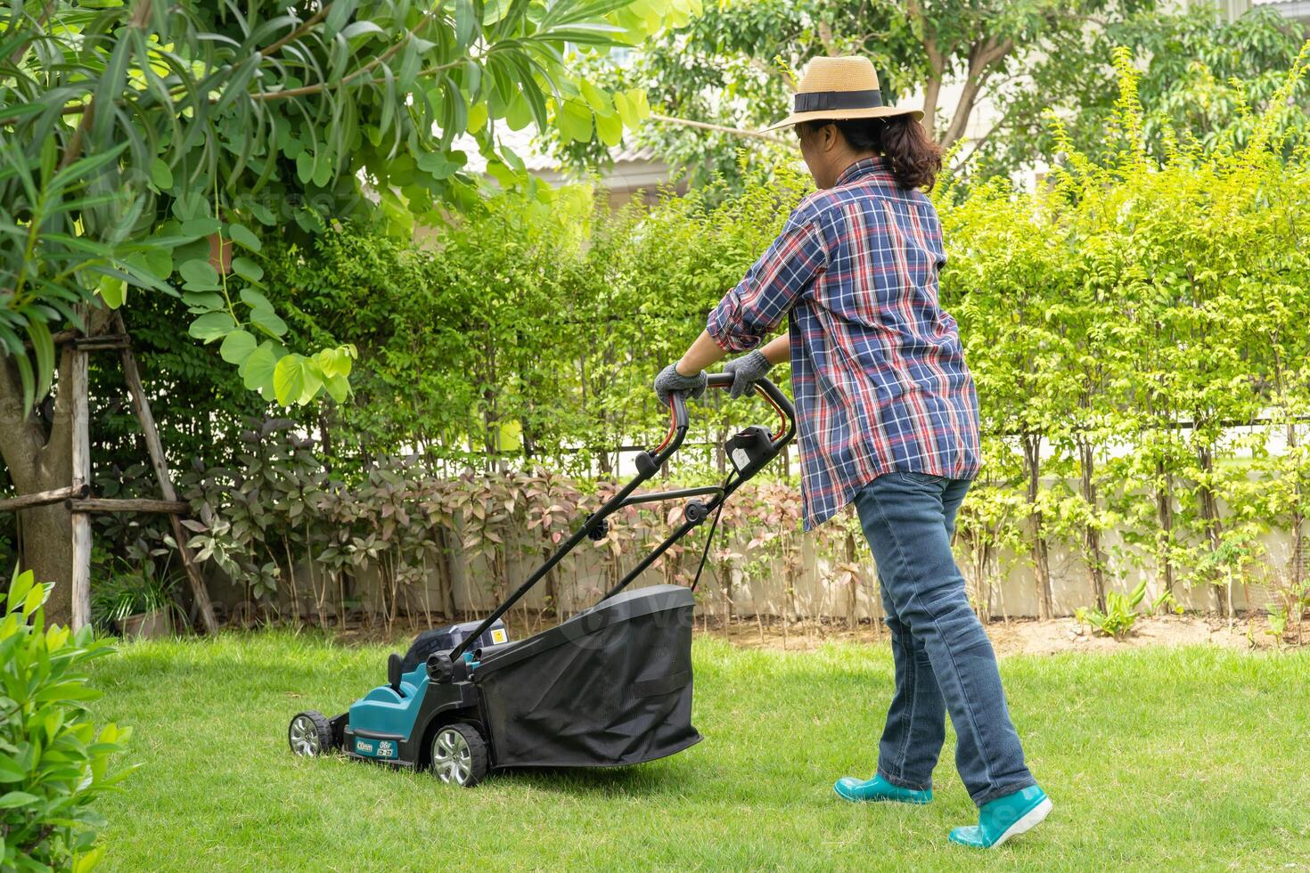 Rasenmäher-Maschine schneidet grünes Gras, Hobby-Bepflanzung des Hausgartens. foto