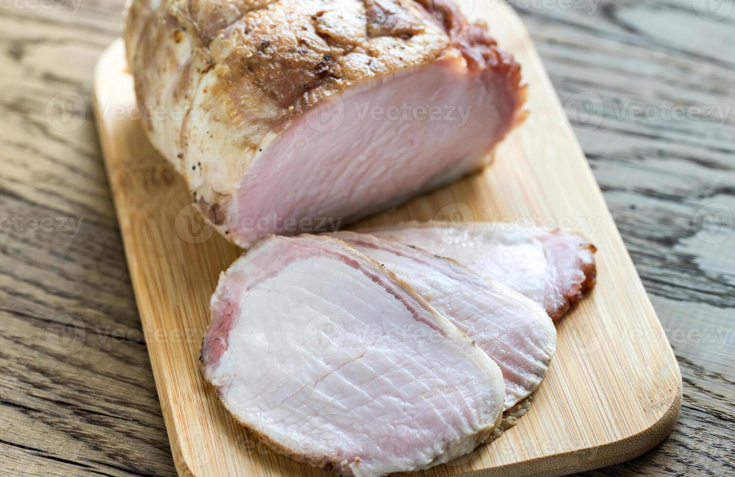 gebacken Fleisch auf das hölzern Tafel foto