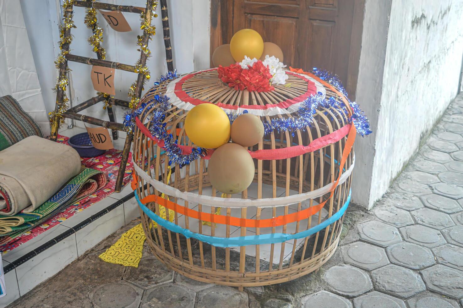 ein Hähnchen Käfig im das tedak Seiten Ritual im Osten Java foto