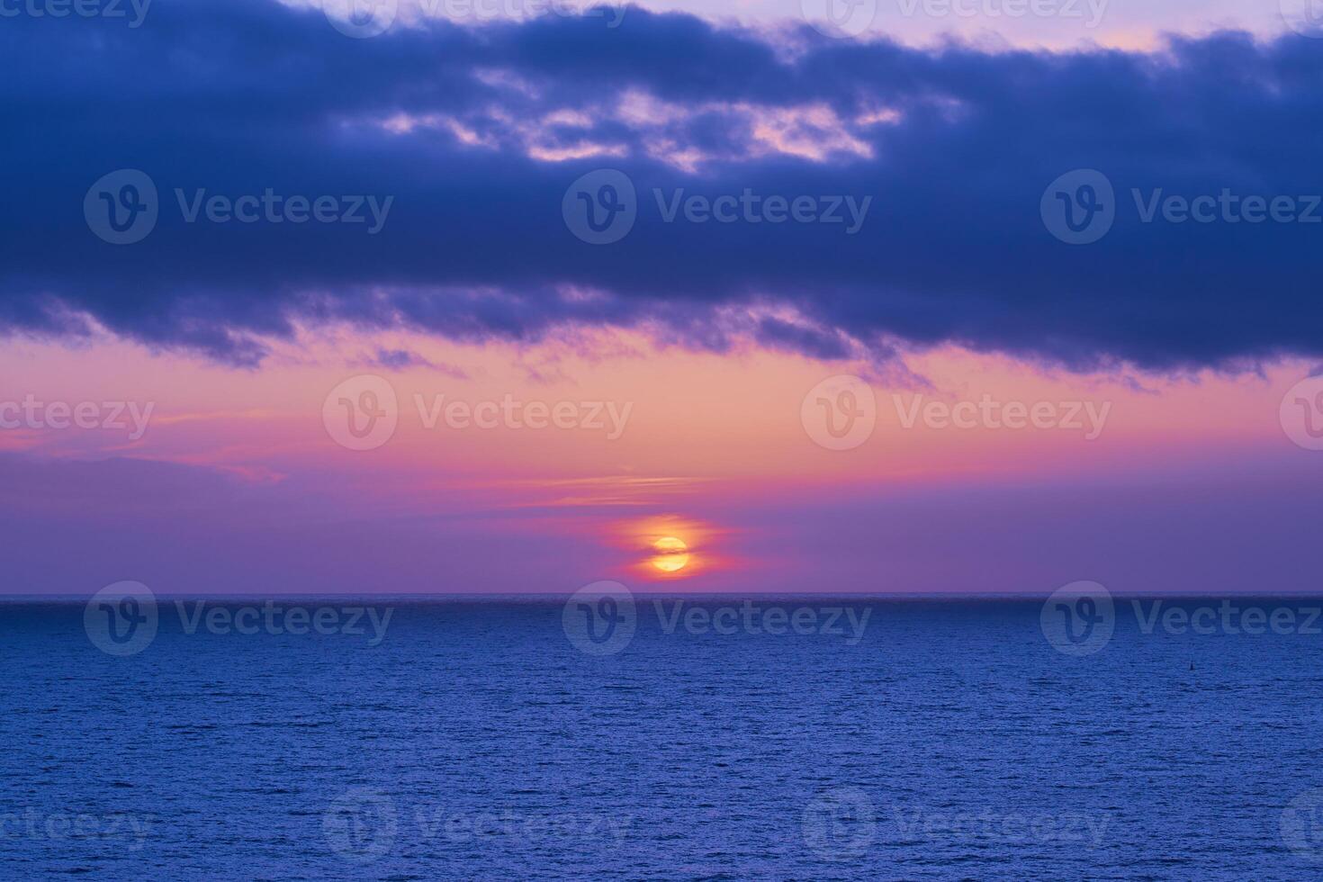 bunt Sonnenaufgang auf das Küste von gran Canaria foto