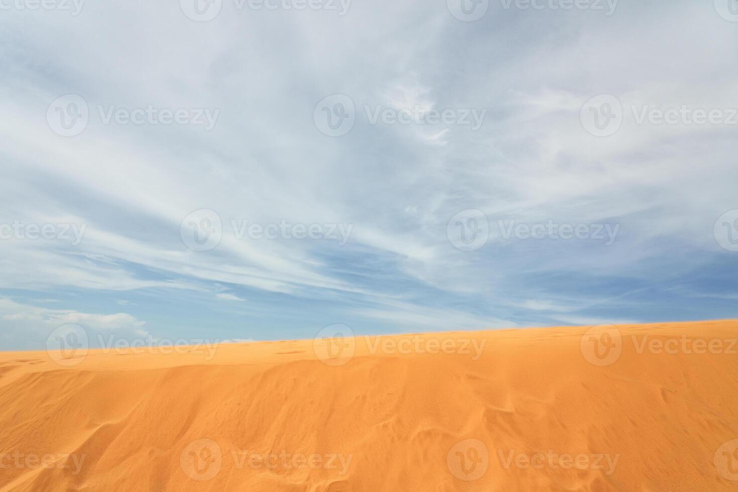 Sand Düne im das Wüste mit Wolken im das Hintergrund foto