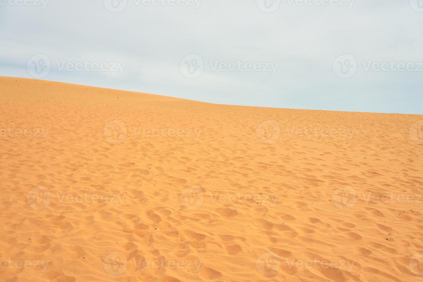 Sand Düne im das Wüste mit Wolken im das Hintergrund. foto