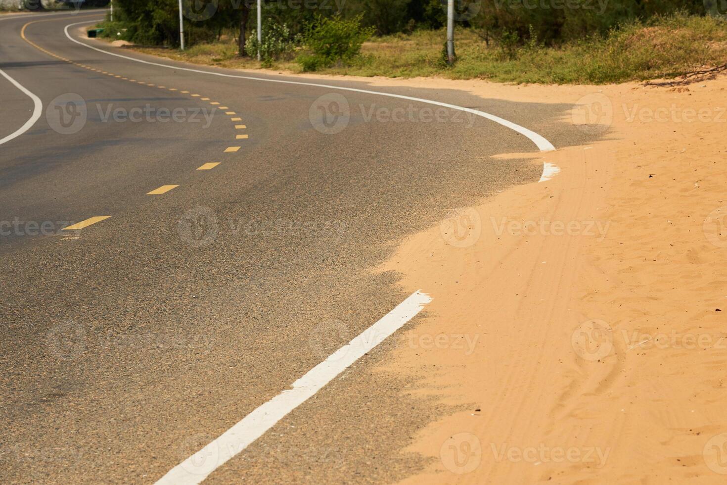 Wüste Sand Schritte auf ein Asphalt Straße. foto