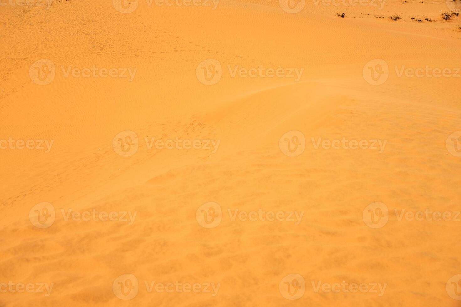 das Textur von Sand im das Wüste wie ein natürlich Hintergrund. foto