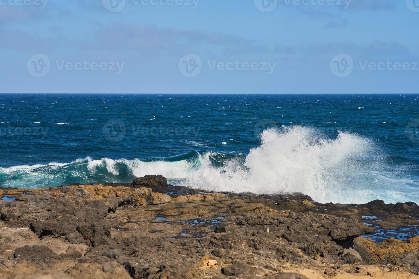 Felsen und Steine auf das Ufer von gran Canaria foto