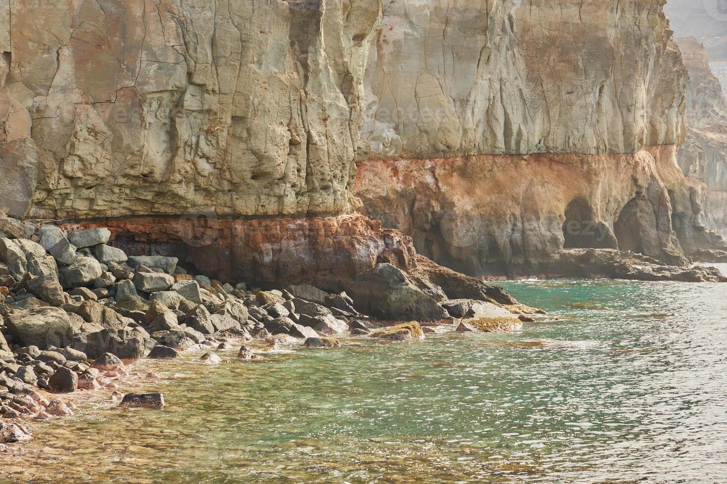 Felsen und Steine auf das Ufer von gran Canaria foto