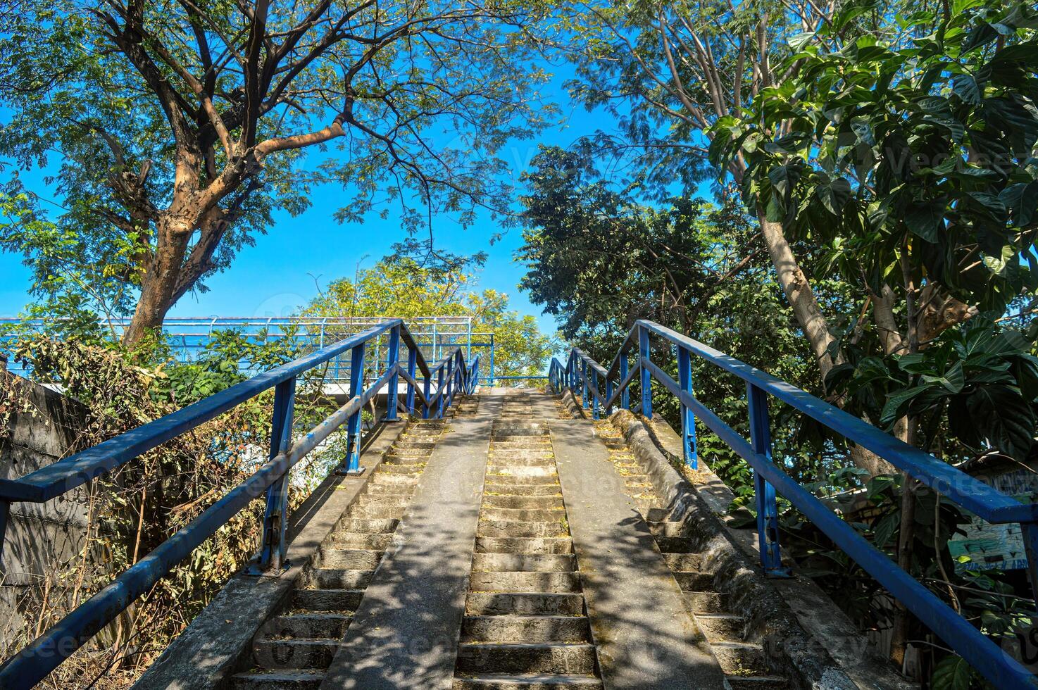 ein Beton Treppe Teil von ein Fußgänger Brücke Das Kreuze das Surabaya-Gresik Maut Straße foto