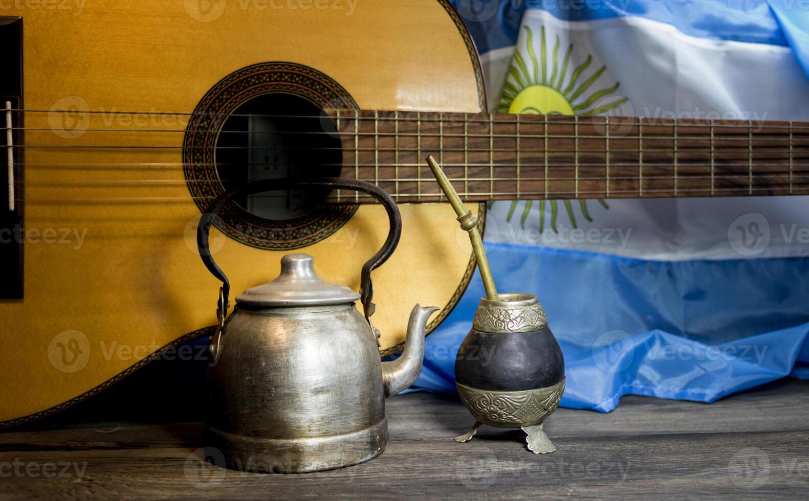 Yerba sich paaren, Gitarre und gebraten Gebäck, Symbole von das Argentinien Tradition foto