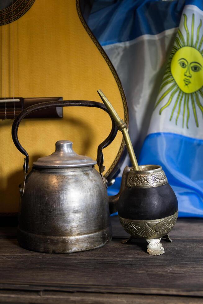 Yerba sich paaren, Gitarre und gebraten Gebäck, Symbole von das Argentinien Tradition foto