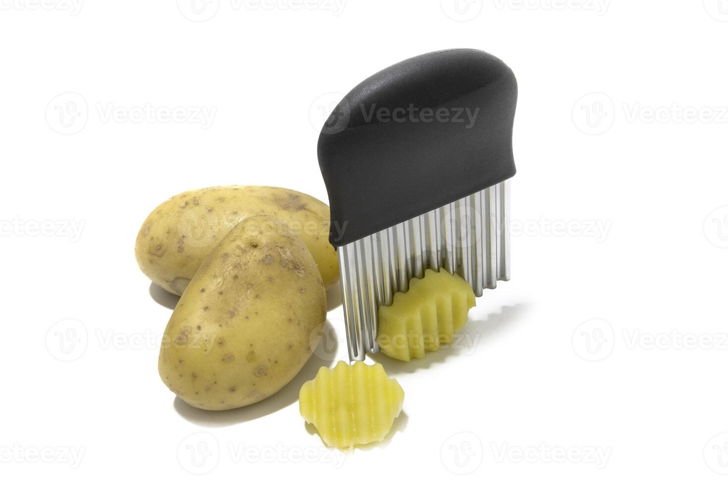ein rostfrei Stahl wellig Cutter, mit ein schwarz handhaben. zu Schnitt Kartoffeln, Süss Kartoffeln, Früchte und Gemüse. isoliert auf ein Weiß Hintergrund. foto