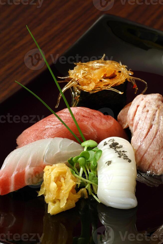 sashimi, klassisch Finger Essen von japanisch Küche foto