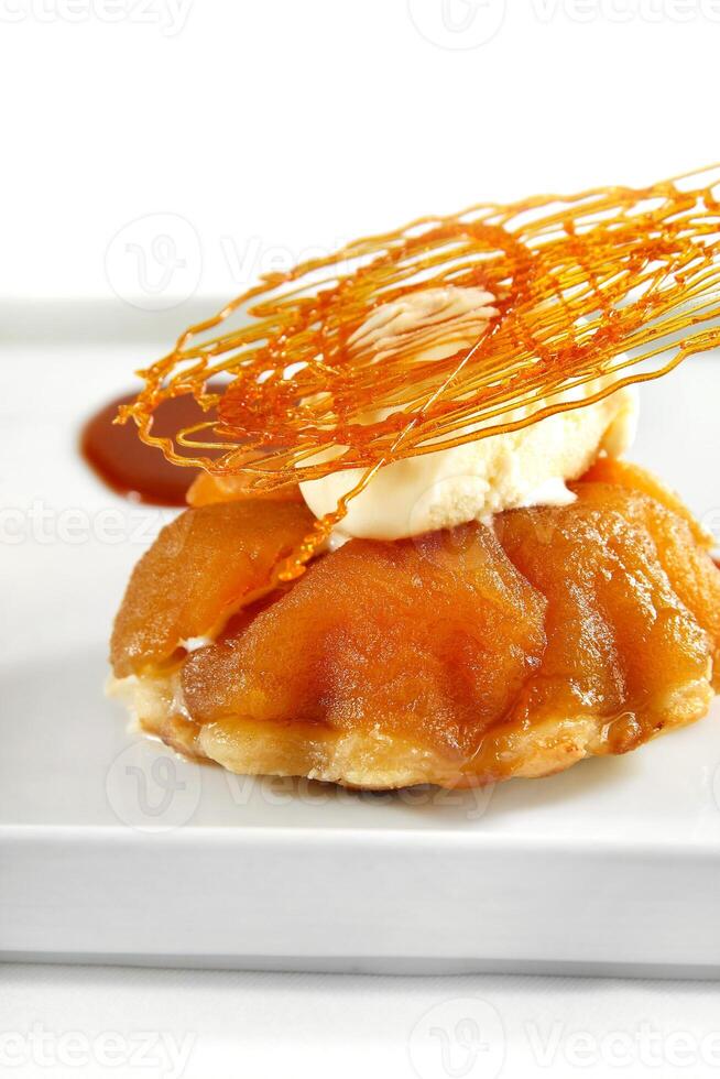 Apfel Kuchen mit Karamell Dekoration foto