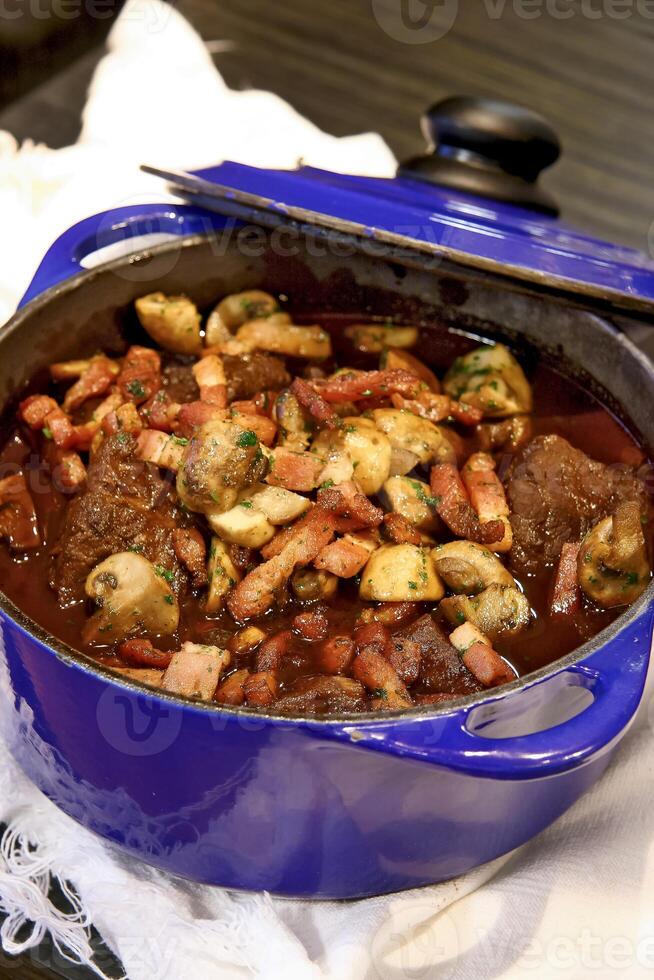 Schritt für Schritt leiten zu Boeuf Bourguignon, ein klassisch Französisch Fleisch Gericht mit rot Wein, Speck, Zwiebeln und Pilze foto