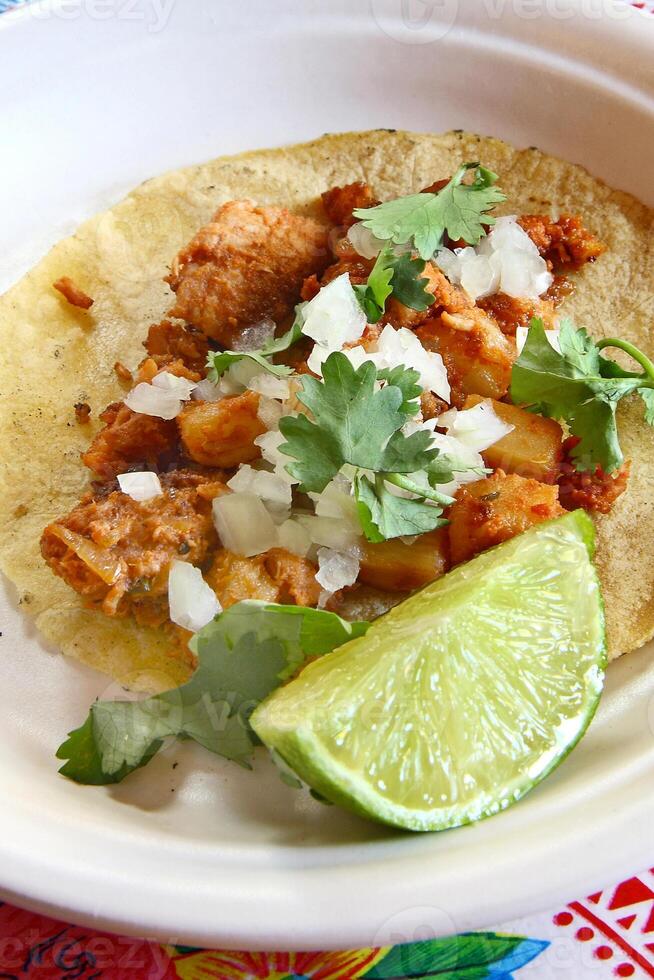 Taco al Pastor, klassisch Mexikaner Küche mit Zwiebel, Paprika, Chipotle und Schweinefleisch Lende foto