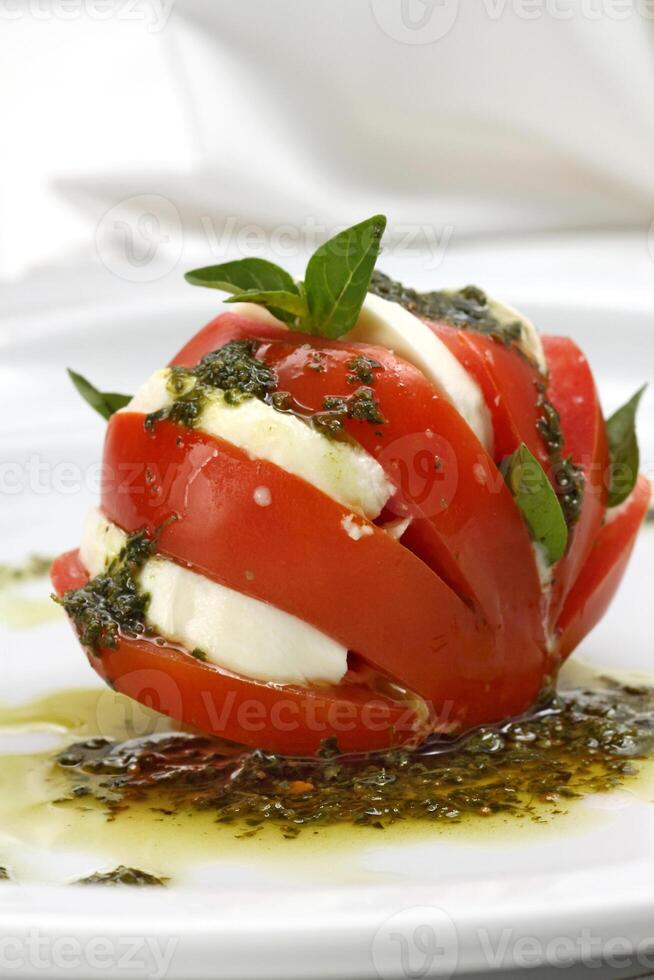 Tomate mit Büffel Mozzarella und Olive Öl foto