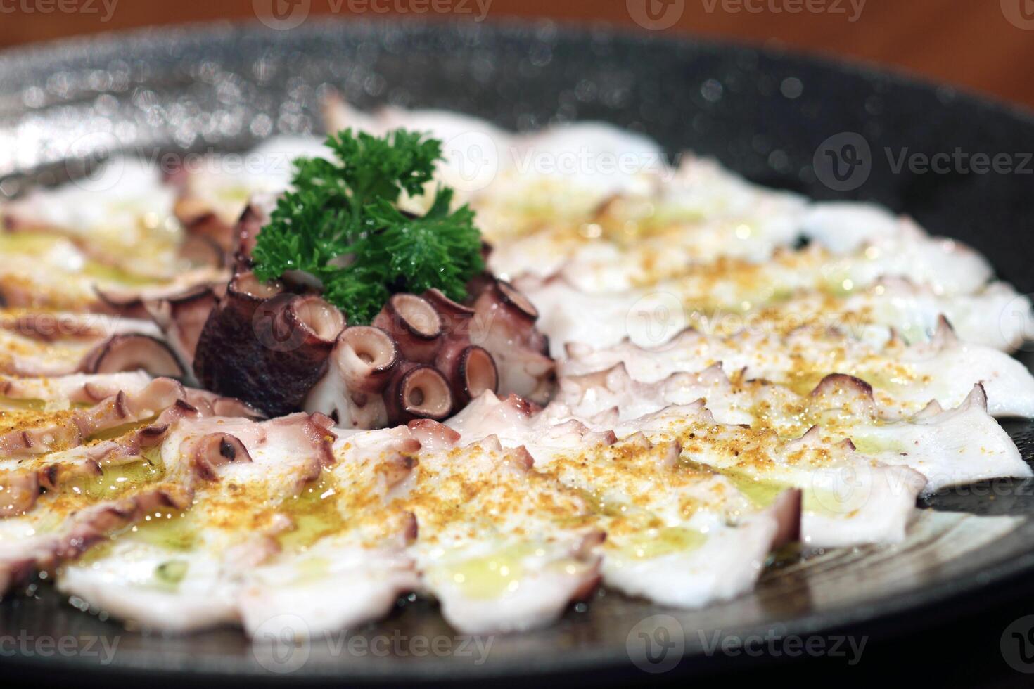 Tintenfisch Carpaccio mit Senf und Olive Öl foto