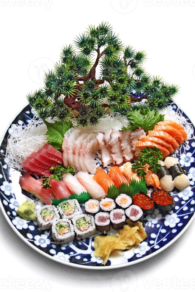 Sushi und Sashimi Kombination, klassisch japanisch Küche foto