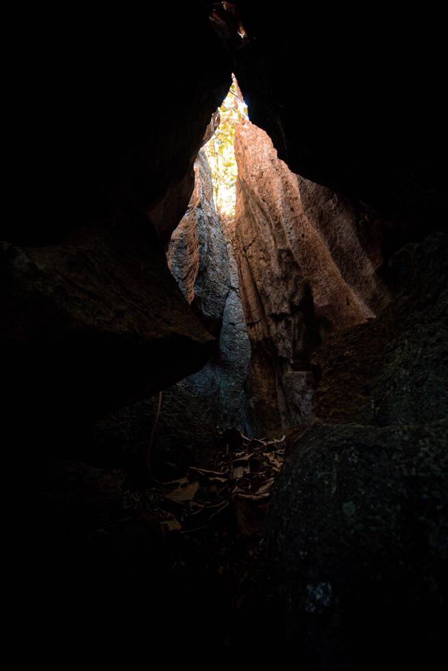 das Kontrast zwischen Licht und Dunkelheit im das Felsen Spalten. foto