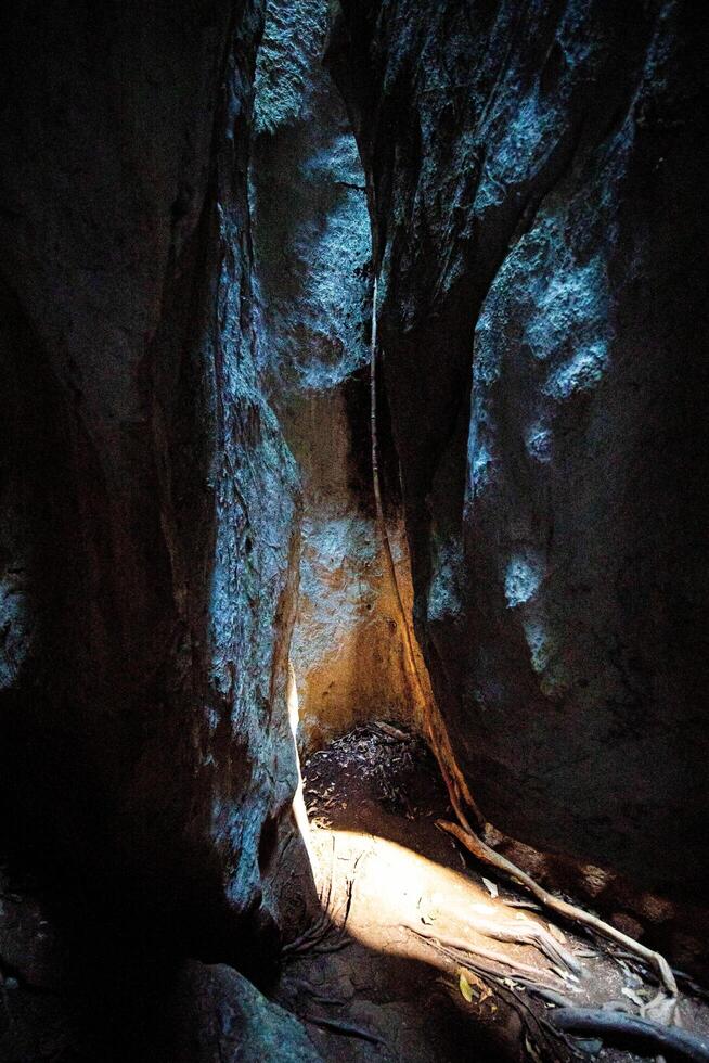 das Kontrast zwischen Licht und Dunkelheit im das Felsen Spalten. foto