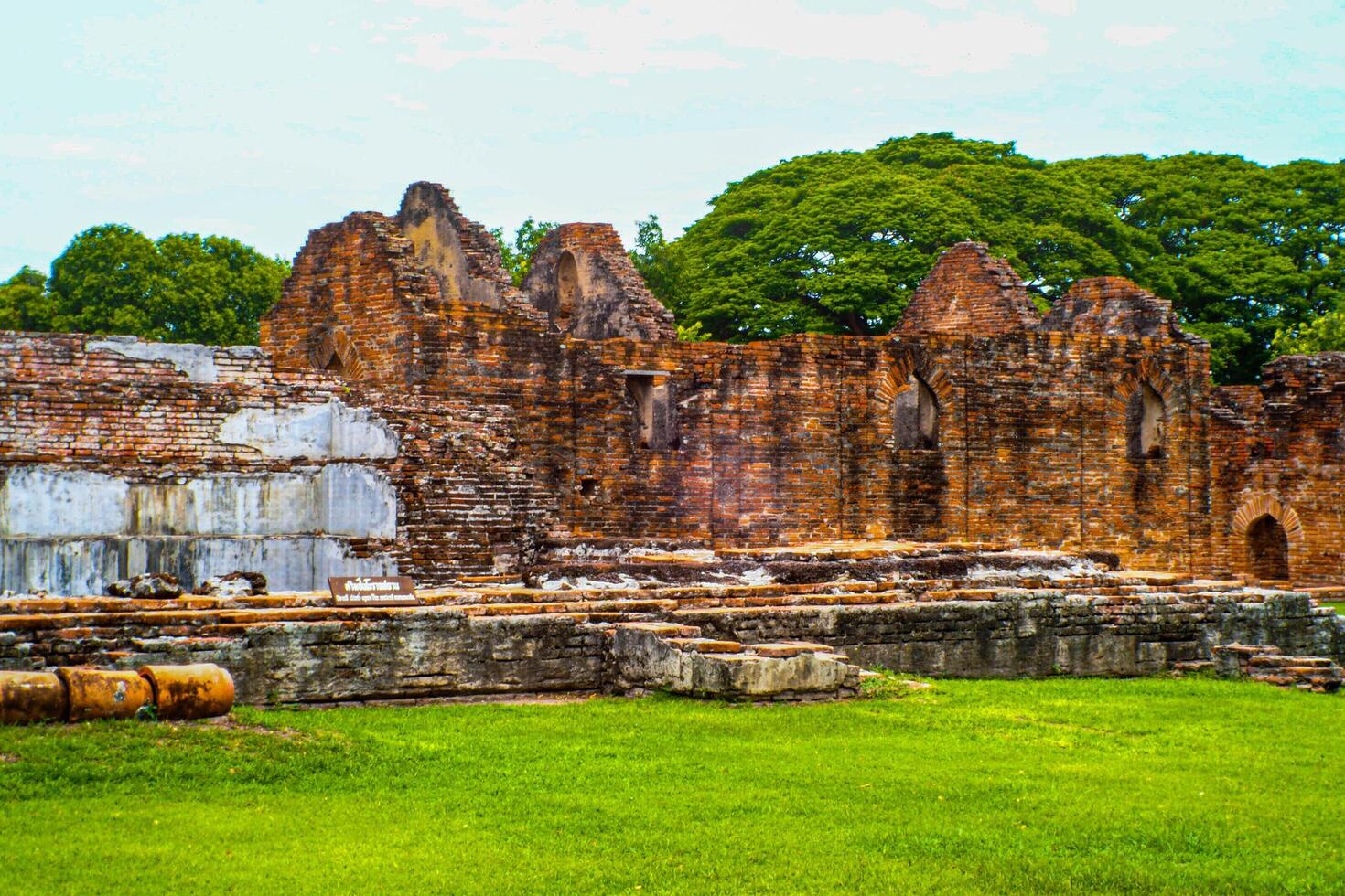 Landschaft historisch Park. das uralt Tempel Das die Geschenke Menschen ist gelegen im Thailands historisch Stadt. Welt Erbe. foto