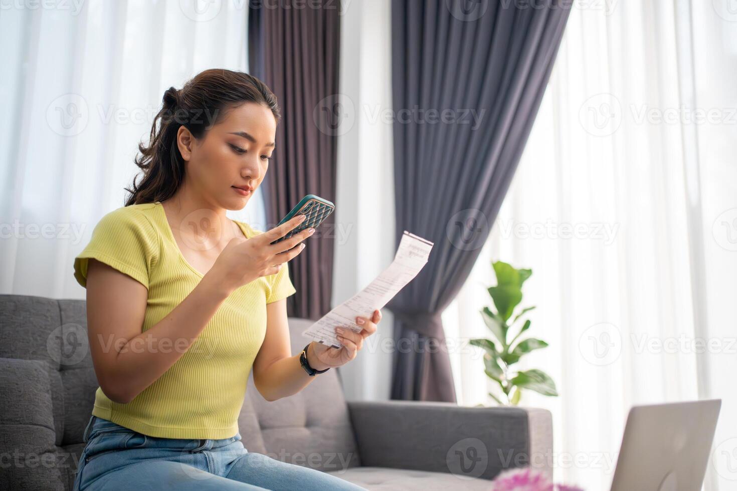 asiatisch Frau mit Handy, Mobiltelefon Telefon zum Anwendung qr Code Zahlung Rechnung beim Zuhause foto